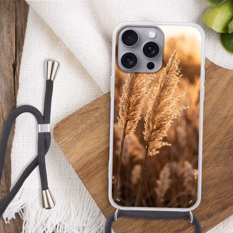 Rietpluimen - Gras - Zonsondergang - Goud - Serene Hoesje iPhone 16 Pro Max met koord klein -sfeer4