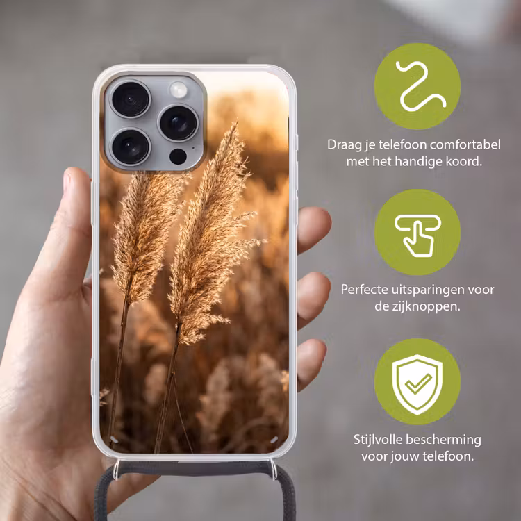 Rietpluimen - Gras - Zonsondergang - Goud - Serene Hoesje iPhone 16 Pro Max met koord klein -sfeer2_NL