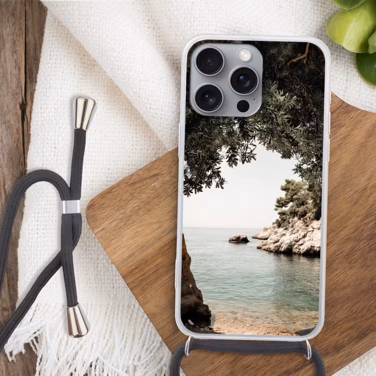 Rotsen - Zee - Boom - Groen Hoesje iPhone 16 Pro Max met koord klein -sfeer4