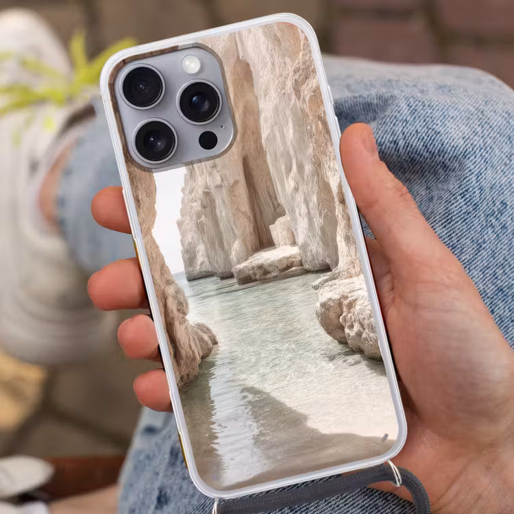 Rotsen - Zee - Zand - Kloof Hoesje iPhone 16 Pro Max met koord klein -sfeer3