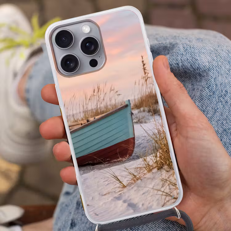 Rustiek - Roeiboot - Zandstrand Hoesje iPhone 16 Pro Max met koord klein -sfeer3