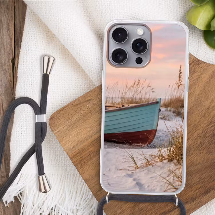 Rustiek - Roeiboot - Zandstrand Hoesje iPhone 16 Pro Max met koord klein -sfeer4