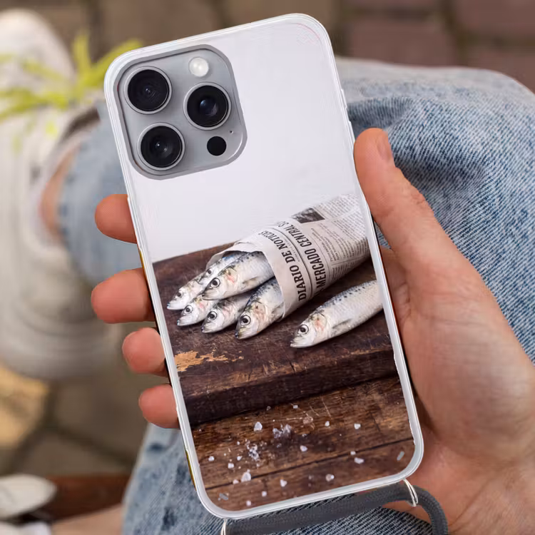 Telefoonhoesje met koord - Sardientje - krant - snijplank - Sardientje - krant - snijplank Hoesje iPhone 16 Pro Max met koord klein