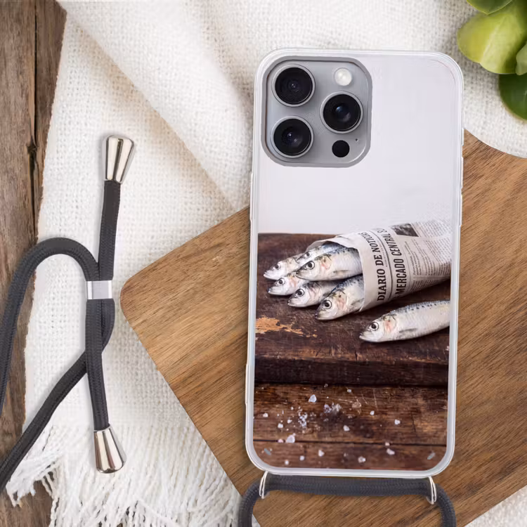 Telefoonhoesje met koord - Sardientje - krant - snijplank - Sardientje - krant - snijplank Hoesje iPhone 16 Pro Max met koord klein