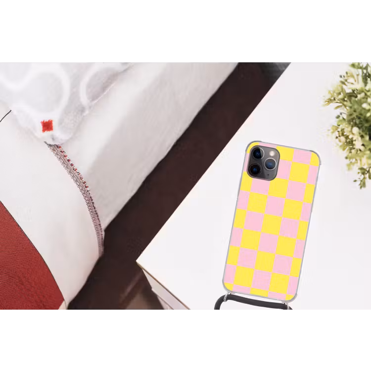 Schaakbord patroon - Geel - Roze - Blokjes Hoesje iPhone 12 Pro met koord klein -kamer