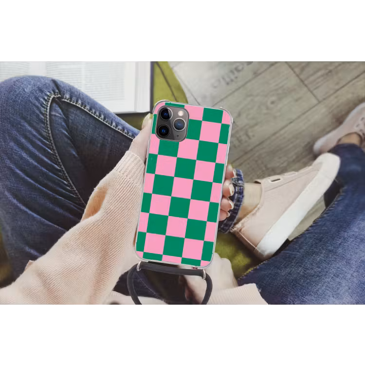 Schaakbord patroon - Groen - Roze - Blokjes Hoesje iPhone 12 Pro met koord klein -hand