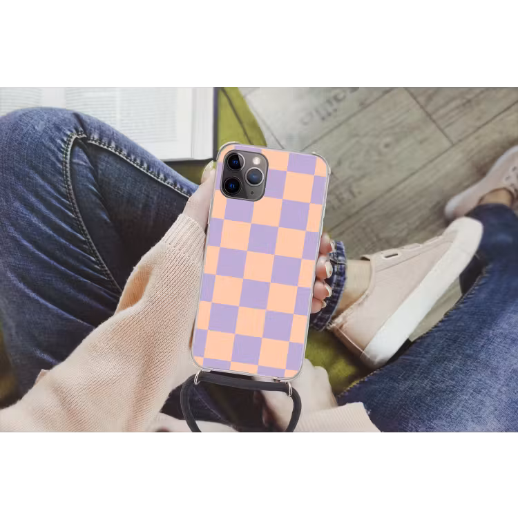 Schaakbord patroon - Paars - Roze - Blokjes Hoesje iPhone 12 Pro met koord klein -hand
