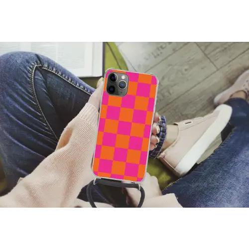 Schaakbord print - Oranje - Roze - Blokjes Hoesje iPhone 12 Pro met koord klein -hand