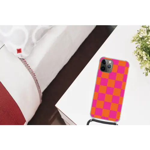 Schaakbord print - Oranje - Roze - Blokjes Hoesje iPhone 12 Pro met koord klein -kamer