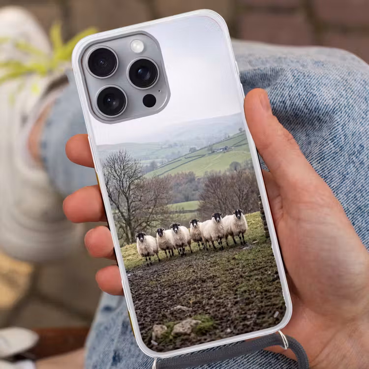 Schapen - Rij - Weide - Dieren - Platteland Hoesje iPhone 16 Pro Max met koord klein -sfeer3