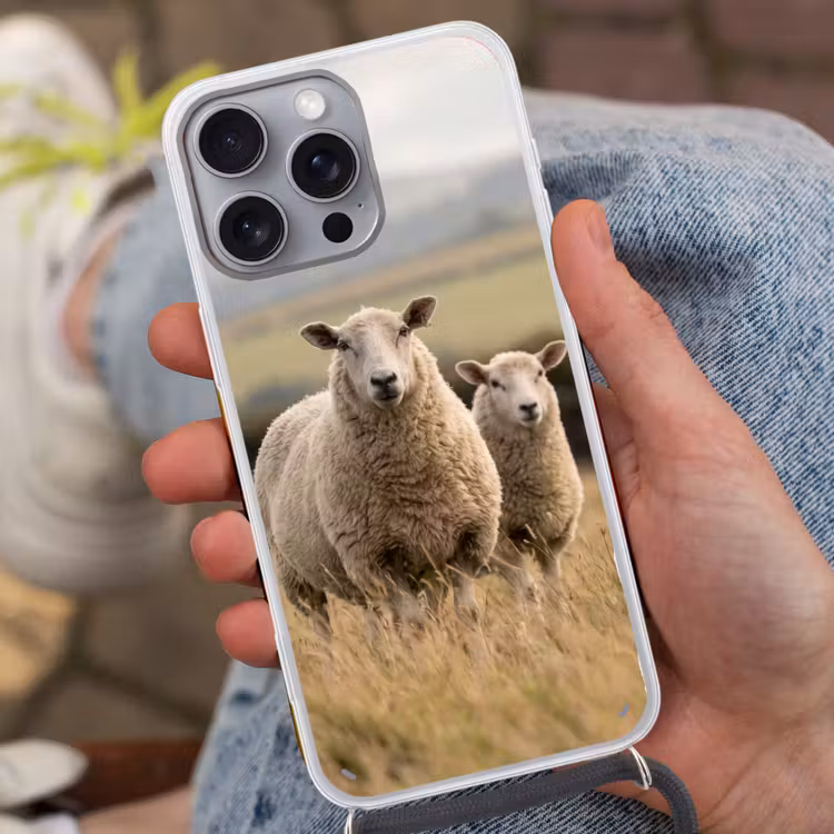 Schapen - Weidenlandschap - Heuvels Hoesje iPhone 16 Pro Max met koord klein -sfeer3