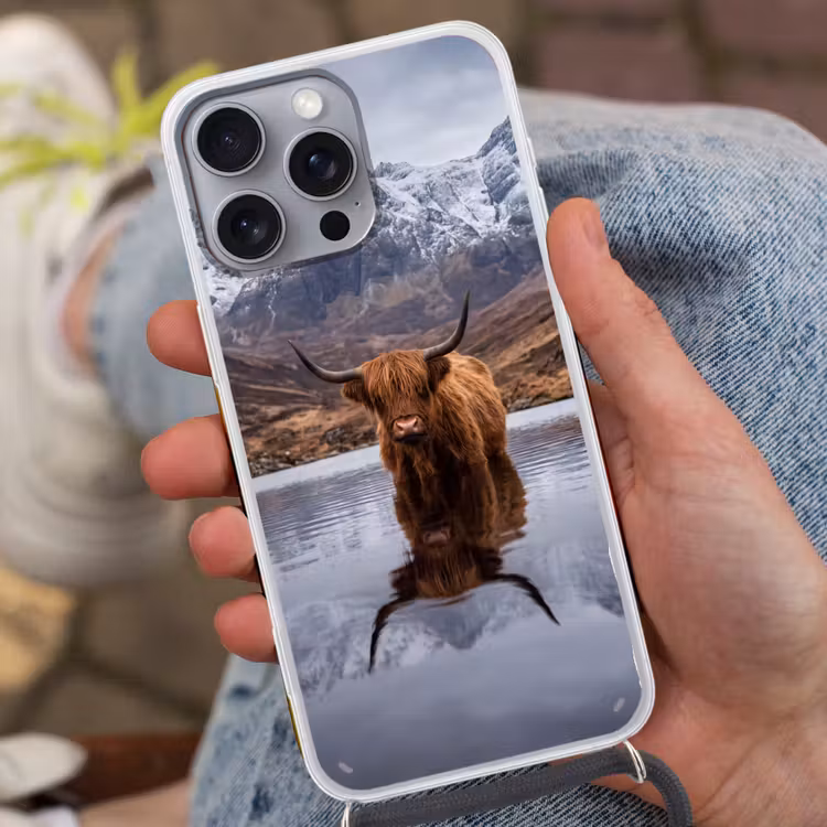 Schotse hooglander - Bruin - Water Hoesje iPhone 16 Pro Max met koord klein -sfeer3