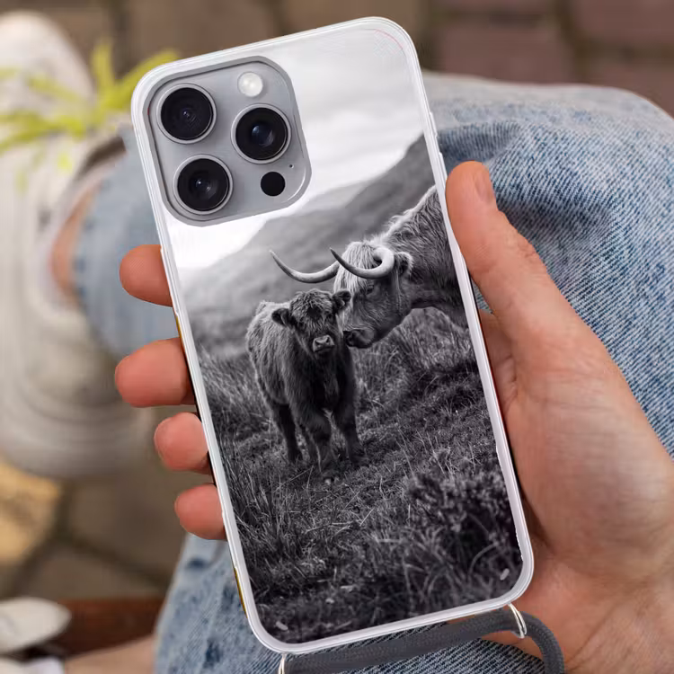 Schotse hooglander - Kalf - Zwart - Wit Hoesje iPhone 16 Pro Max met koord klein -sfeer3
