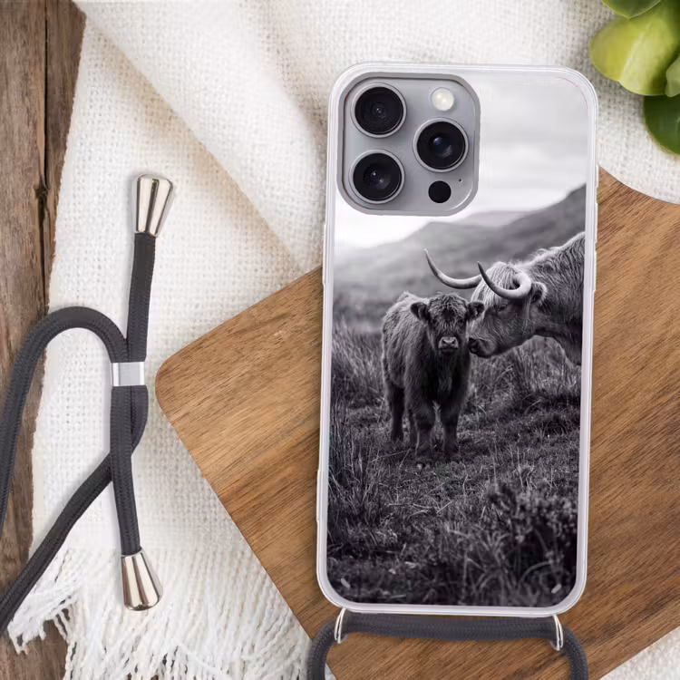 Schotse hooglander - Kalf - Zwart - Wit Hoesje iPhone 16 Pro Max met koord klein -sfeer4