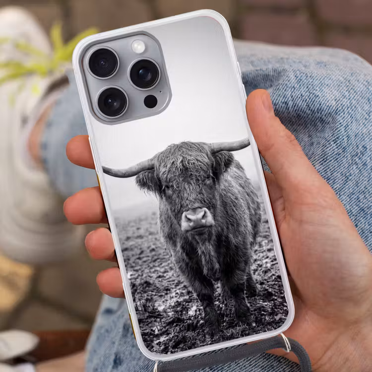 Schotse hooglander - Zwart - Wit - Gras Hoesje iPhone 16 Pro Max met koord klein -sfeer3