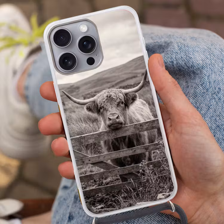 Schotse hooglander - Zwart - Wit - Hout Hoesje iPhone 16 Pro Max met koord klein -sfeer3