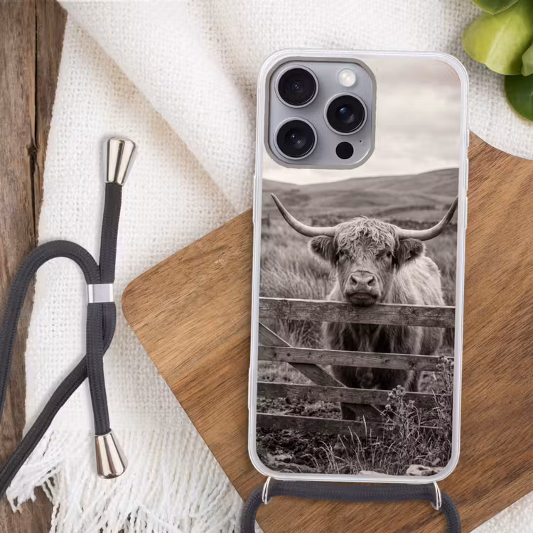 Schotse hooglander - Zwart - Wit - Hout Hoesje iPhone 16 Pro Max met koord klein -sfeer4