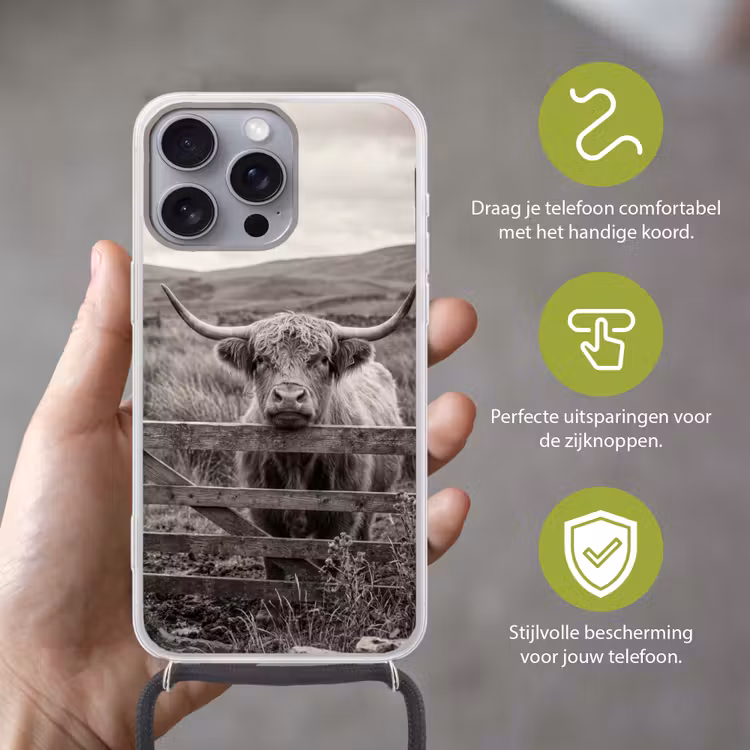 Schotse hooglander - Zwart - Wit - Hout Hoesje iPhone 16 Pro Max met koord klein -sfeer2_NL