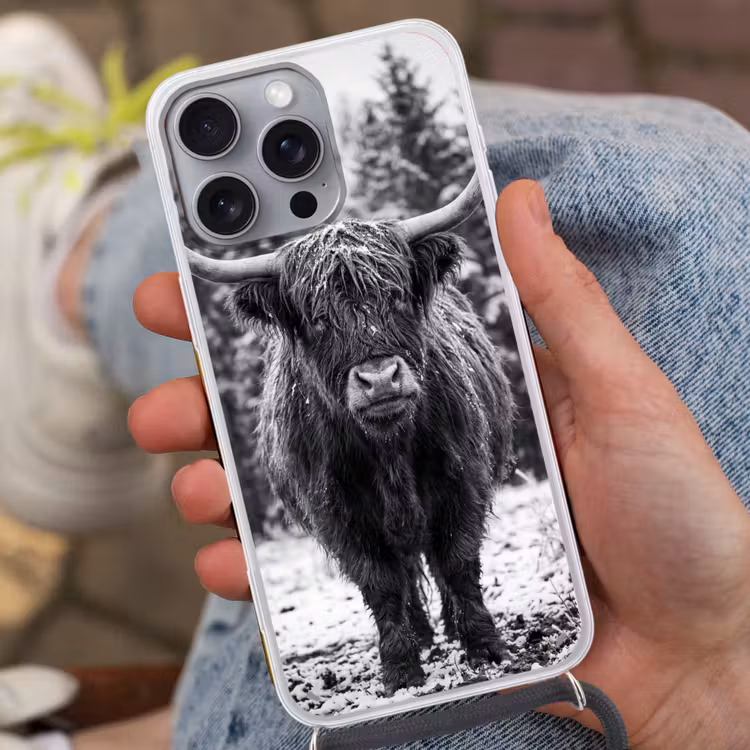 Schotse hooglander - Zwart - Wit - Sneeuwvlokken Hoesje iPhone 16 Pro Max met koord klein -sfeer3