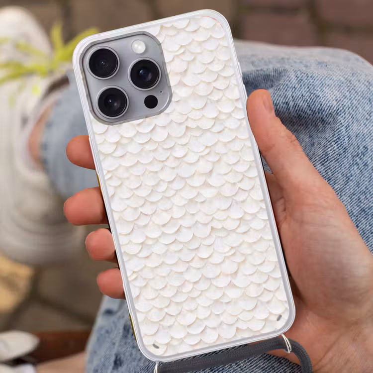 Schubben - Wit - Elegant Hoesje iPhone 16 Pro Max met koord klein 804 -sfeer3