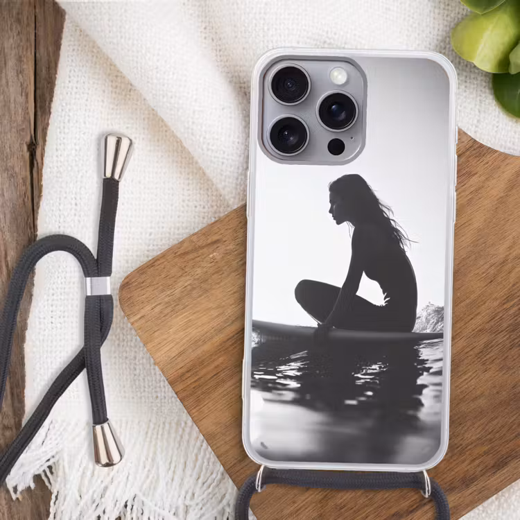 Silhouet - Vrouw - Surfplank - Water Hoesje iPhone 16 Pro Max met koord klein -sfeer4