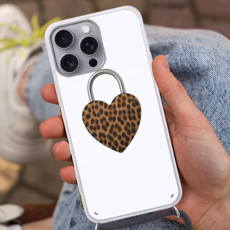 Slot - Hartvormig - Bruin - Panterprint Hoesje iPhone 16 Pro Max met koord klein -sfeer3