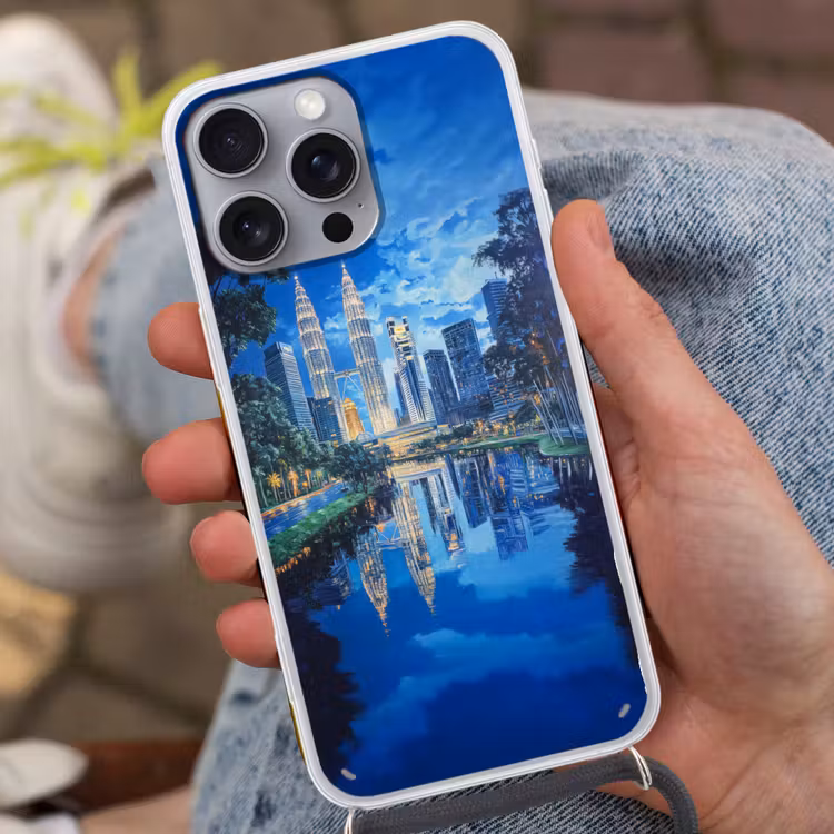 Stad Kuala Lumpur - Skyline - Wolkenkrabbers - Water Hoesje iPhone 16 Pro Max met koord klein -sfeer3