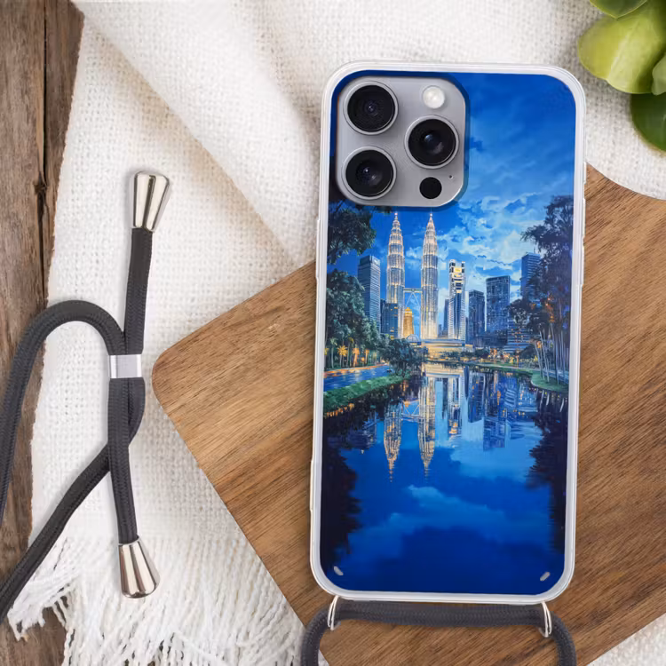 Stad Kuala Lumpur - Skyline - Wolkenkrabbers - Water Hoesje iPhone 16 Pro Max met koord klein -sfeer4