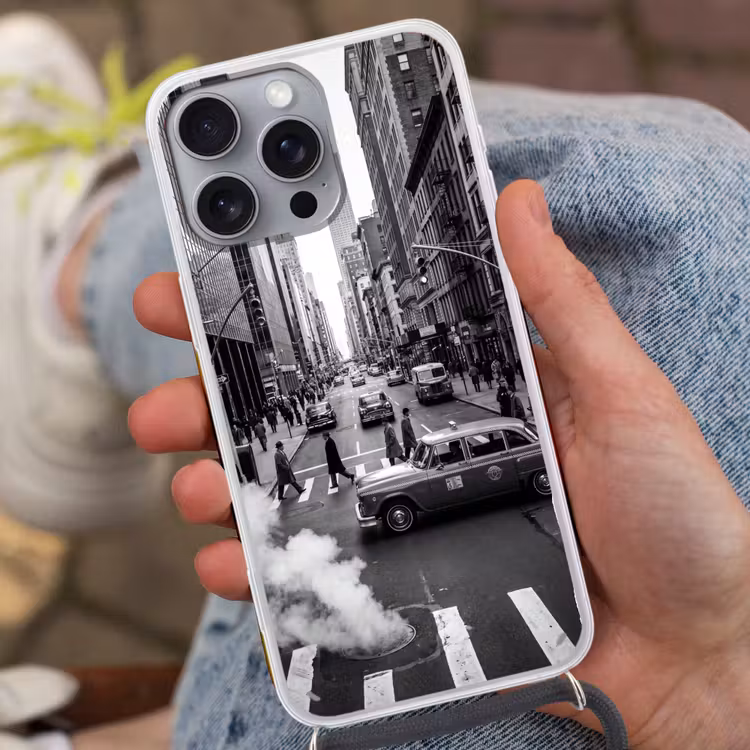 Stad - Straat - Gebouwen - Verkeer - Zwart-wit Hoesje iPhone 16 Pro Max met koord klein -sfeer3