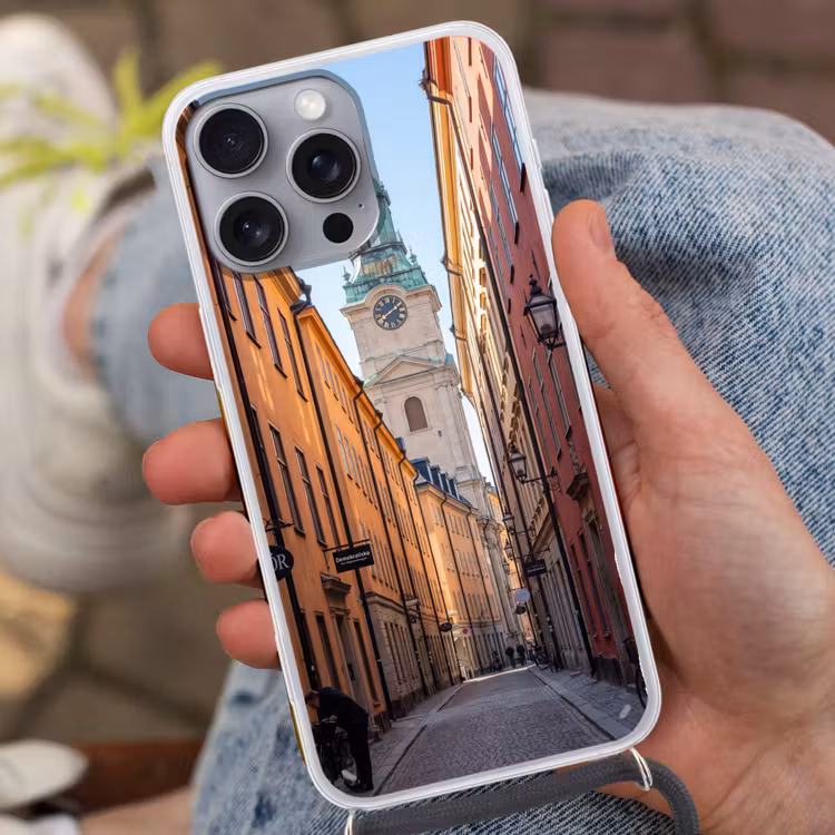Straat - Klokkentoren - Stad - Architectuur - Historisch Hoesje iPhone 16 Pro Max met koord klein -sfeer3