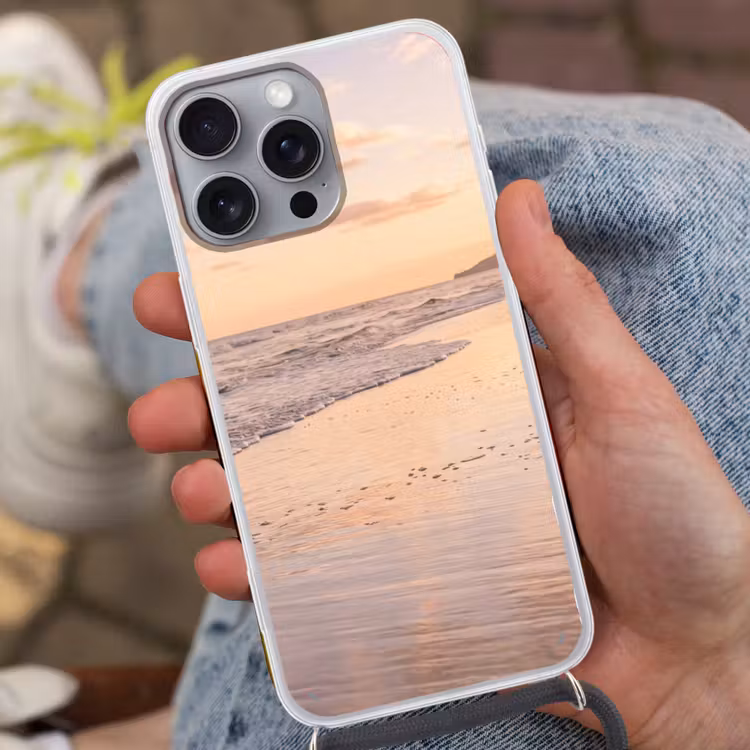 Strand - Branding - Wolken Hoesje iPhone 16 Pro Max met koord klein -sfeer3