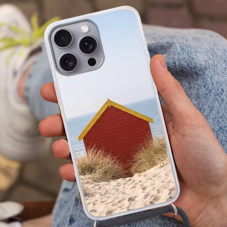 Strand - Huisjes - Kleurrijk - Duinen Hoesje iPhone 16 Pro Max met koord klein -sfeer3