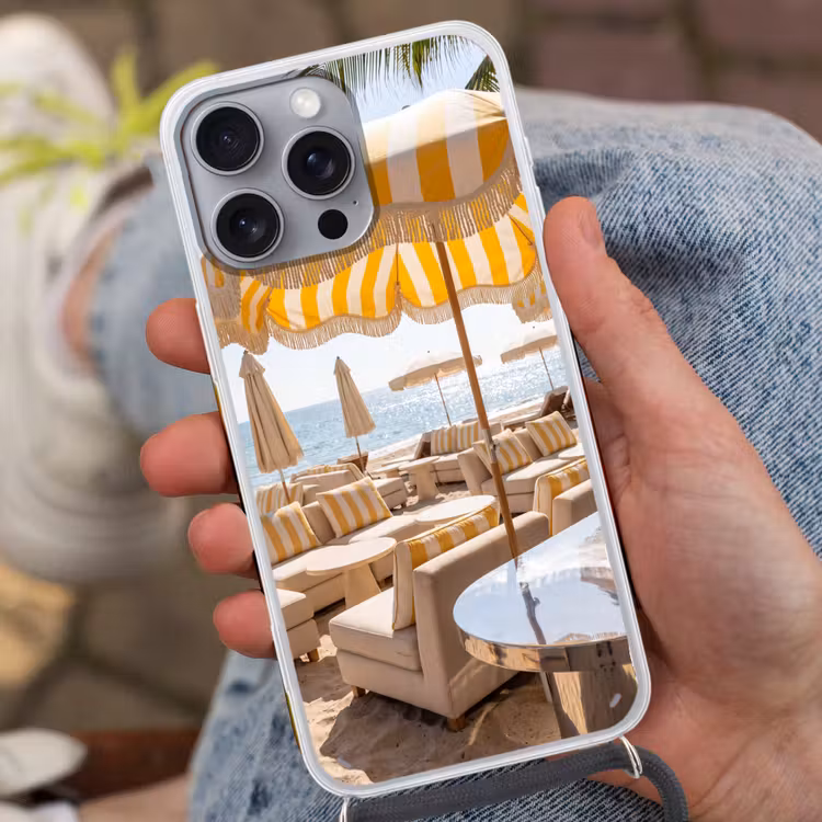 Strand - Ligbedden - Vakantie - Modern - Geel Hoesje iPhone 16 Pro Max met koord klein -sfeer3
