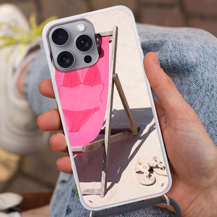Strand - Ligstoel - Badkleding - Zomer - Roze Hoesje iPhone 16 Pro Max met koord klein -sfeer3