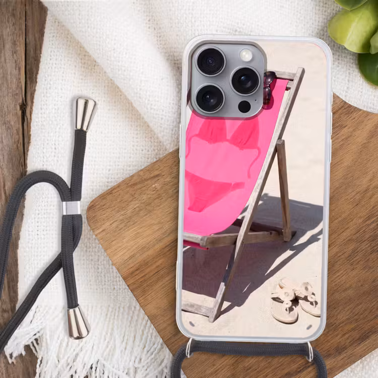 Strand - Ligstoel - Badkleding - Zomer - Roze Hoesje iPhone 16 Pro Max met koord klein -sfeer4