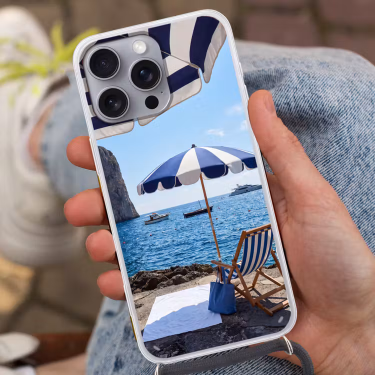 Strand - Ligstoel - Parasol - Zomer - Blauw Hoesje iPhone 16 Pro Max met koord klein -sfeer3