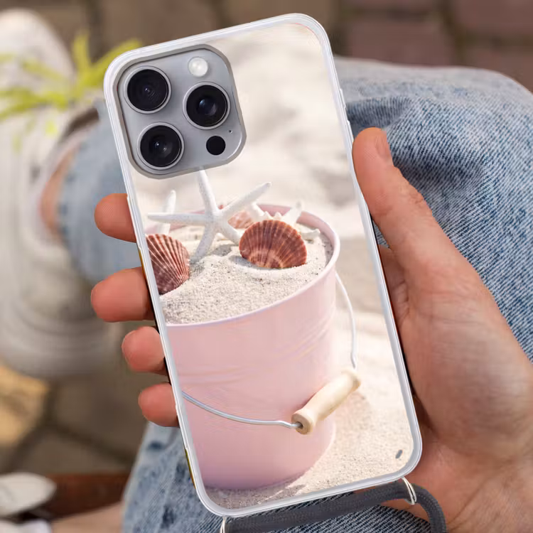 Strand - Schelpen - Zomer - Roze - Decoratie Hoesje iPhone 16 Pro Max met koord klein -sfeer3