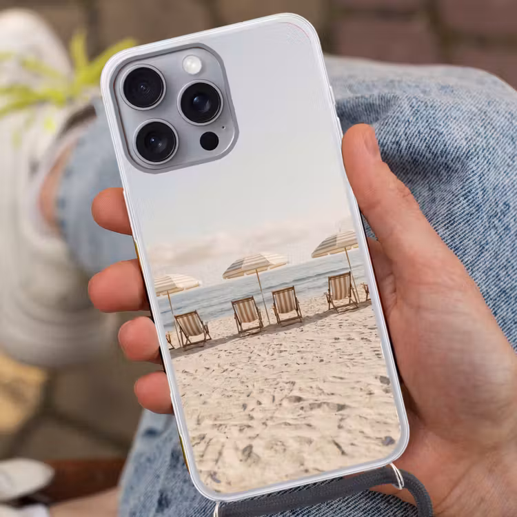 Strand - Stoelen - Parasol Hoesje iPhone 16 Pro Max met koord klein -sfeer3
