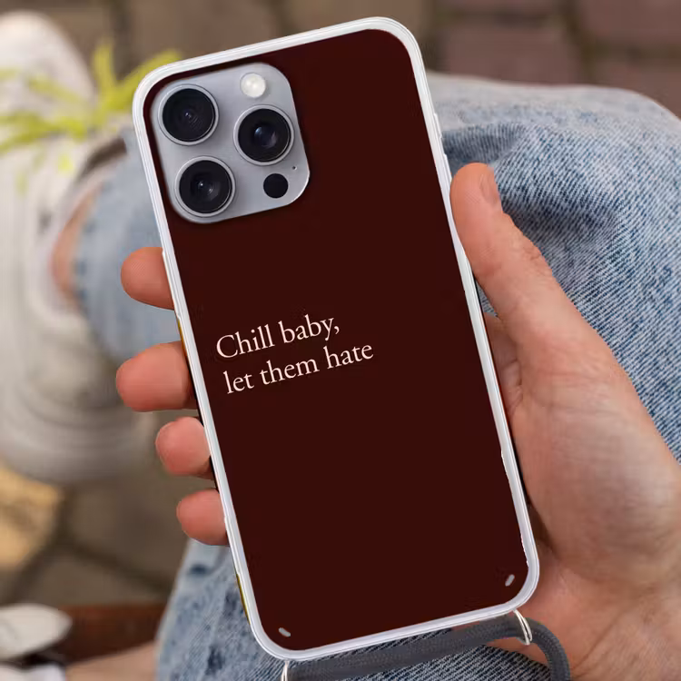 Tekst - Rood - Minimalistisch Hoesje iPhone 16 Pro Max met koord klein -sfeer3