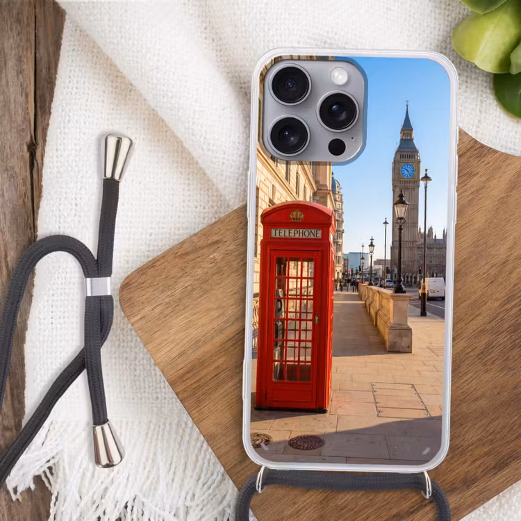 Telefooncel - Rood - Londen - Stad - Architectuur Hoesje iPhone 16 Pro Max met koord klein -sfeer4