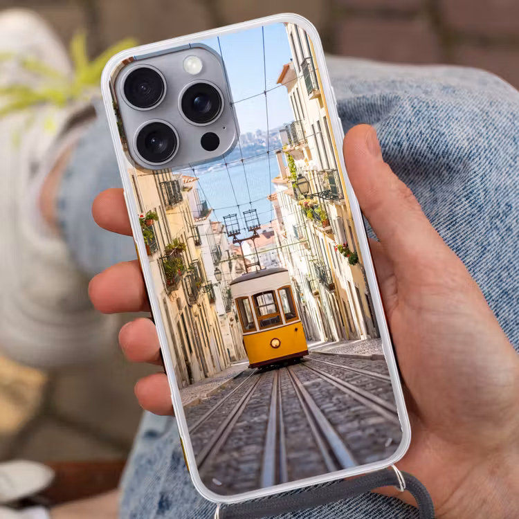 Tram - Straat - Stad - Architectuur - Geel Hoesje iPhone 16 Pro Max met koord klein -sfeer3