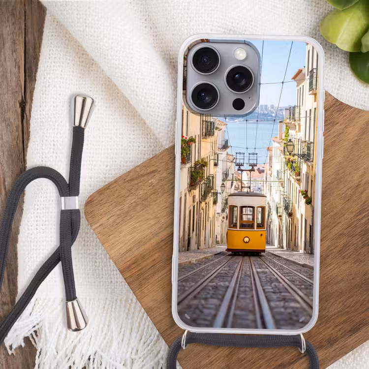 Tram - Straat - Stad - Architectuur - Geel Hoesje iPhone 16 Pro Max met koord klein -sfeer4