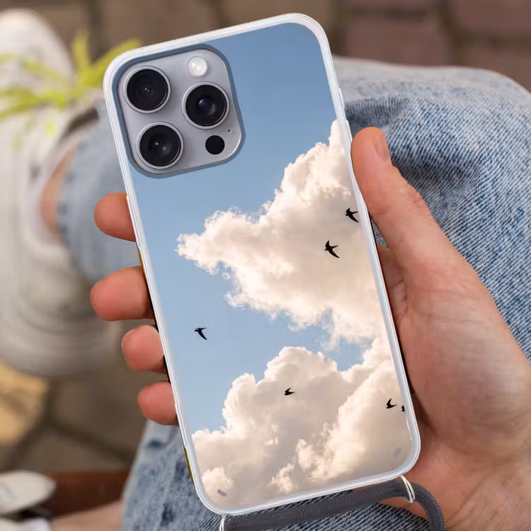 Vogel - Vlucht - Wolken - Natuur - Blauw Hoesje iPhone 16 Pro Max met koord klein -sfeer3
