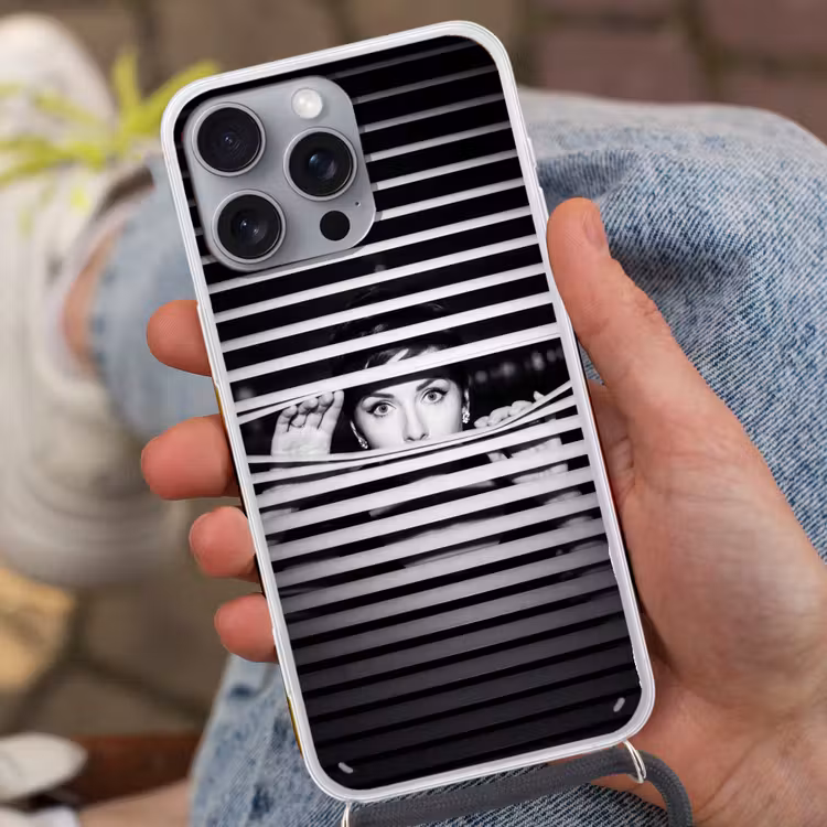 Vrouw - Jaloezieën - Portret - Zwart-wit Hoesje iPhone 16 Pro Max met koord klein -sfeer3