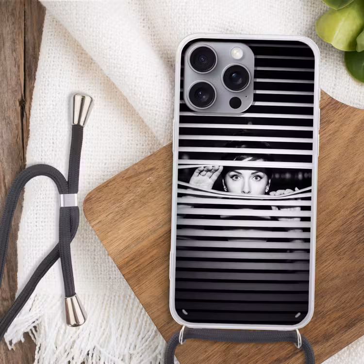 Vrouw - Jaloezieën - Portret - Zwart-wit Hoesje iPhone 16 Pro Max met koord klein -sfeer4