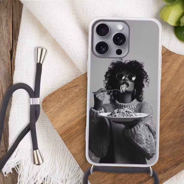 Vrouw - Pasta - Zwart - Wit Hoesje iPhone 16 Pro Max met koord klein -sfeer4