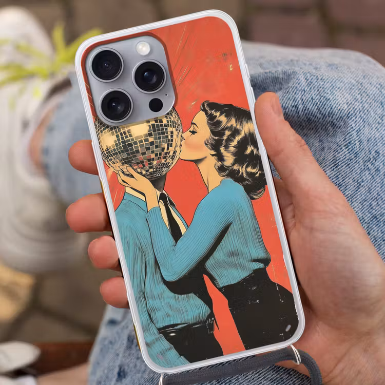 Vrouw - Retro - Discobal - Kus Hoesje iPhone 16 Pro Max met koord klein -sfeer3