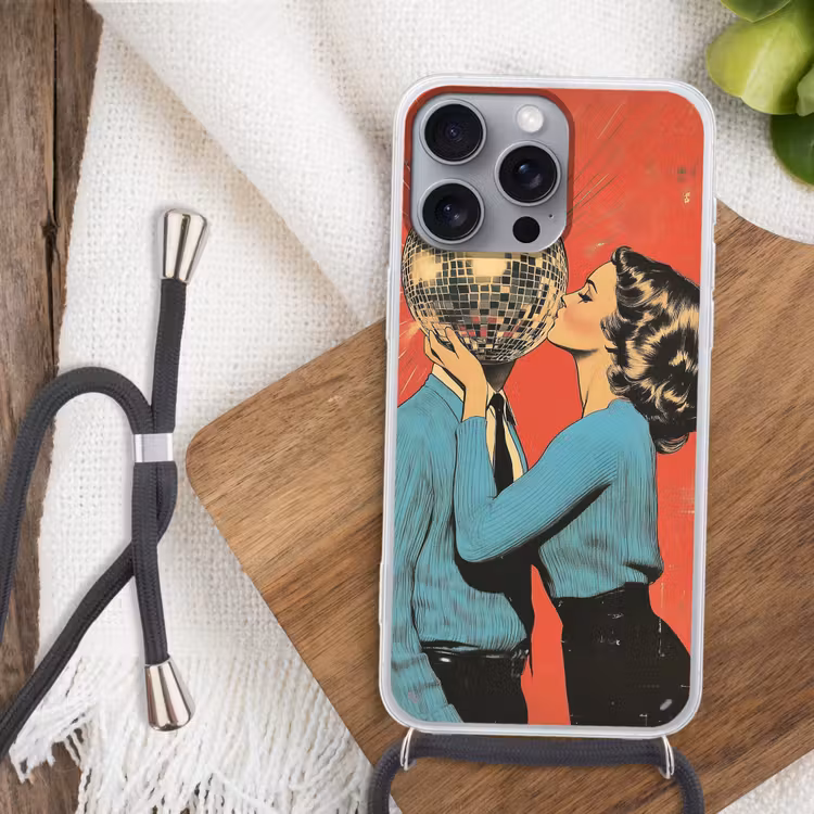 Vrouw - Retro - Discobal - Kus Hoesje iPhone 16 Pro Max met koord klein -sfeer4