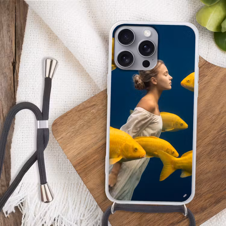 Vrouw - Vis - Water - Natuur - Geel Hoesje iPhone 16 Pro Max met koord klein -sfeer4