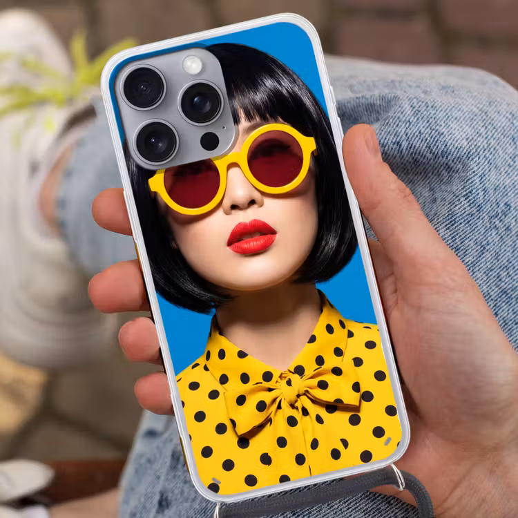 Vrouw - Zonnebril - Pop Art - Portret - Geel Hoesje iPhone 16 Pro Max met koord klein -sfeer3